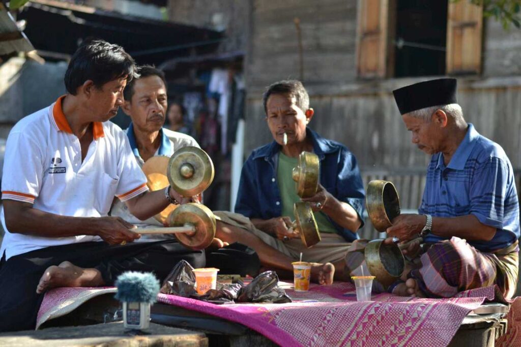 Musicians_playing_talempong_pacik